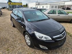 Schwarz Gebraucht 2011 Opel Astra Selection Kombi | 2.880 € (Etwas zu teuer)
