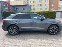 Grau Gebraucht 2023 Audi Q8 Sport SUV | 64.000 €