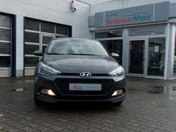 Grau Gebraucht 2017 Hyundai i20 Trend Limousine | 12.850 € (Fairer Preis)