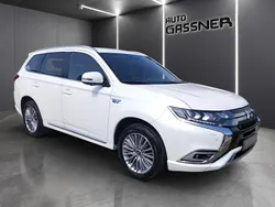 Weiß Gebraucht 2018 Mitsubishi Outlander P-HEV Intro Edition SUV | 21.250 € (Fairer Preis)