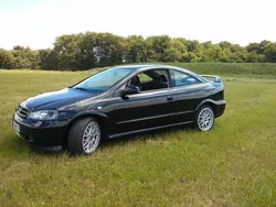 Schwarz metallic Gebraucht 2002 Opel Astra Coupé | 4.750 €