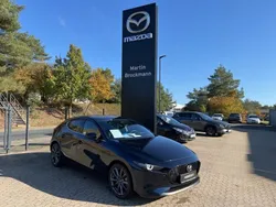 Deep crystal blue Gebraucht 2024 Mazda 3 Exclusive-Line Limousine | 31.760 € (Fairer Preis)