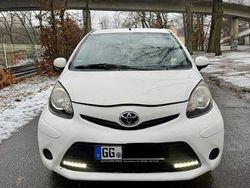 Weiß Gebraucht 2012 Toyota Aygo Cool Kleinwagen | 2.999 € (Fairer Preis)