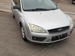 Grau Gebraucht 2005 Ford Focus Limousine | 1.100 €