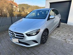 Grau Gebraucht 2023 Mercedes B180 Van / Kleinbus | 25.000 € (Superpreis)