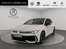 Pure white/schwarz Gebraucht 2024 VW Golf VIII Style Limousine | 29.439 € (Etwas zu teuer)