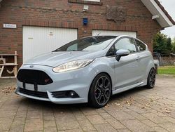 Grau Gebraucht 2016 Ford Fiesta ST200 Kleinwagen | 8.700 € (Fairer Preis)