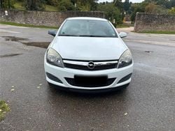 Weiß Gebraucht 2009 Opel Astra GTC Innovation Limousine | 1.999 € (Superpreis)
