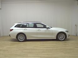 Weiss Gebraucht 2022 BMW 320 Sport Line Kombi | 19.480 € (Guter Preis)