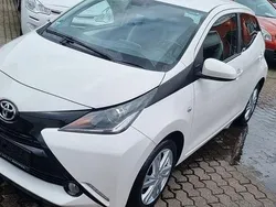 Weiß Gebraucht 2016 Toyota Aygo X-play Kleinwagen | 5.990 € (Fairer Preis)