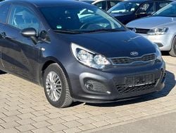 Grau Gebraucht 2014 Kia Rio FIFA World Cup Edition Kleinwagen | 4.950 € (Superpreis)
