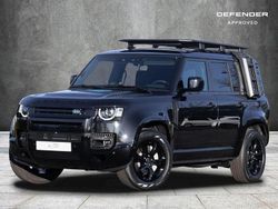 Santorini black Gebraucht 2025 Land Rover Defender SE Dynamic SUV | 99.950 €