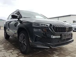 Schwarz metallic schwarz metallic Neu 2025 Skoda Karoq SportLine SUV | 38.472 € (Etwas zu teuer)