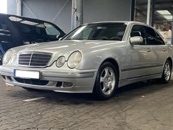 Silber Gebraucht 2001 Mercedes E220 Limousine | 5.500 €