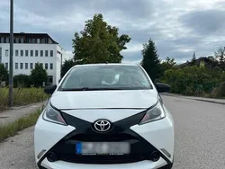 Weiß Gebraucht 2017 Toyota Aygo Kleinwagen | 4.400 € (Fairer Preis)