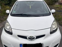 Weiß Gebraucht 2009 Toyota Aygo Kleinwagen | 2.200 € (Guter Preis)