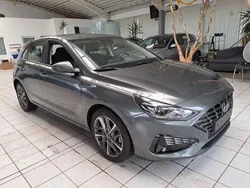 Grau Gebraucht 2023 Hyundai i30 Trend Limousine | 19.379 € (Fairer Preis)
