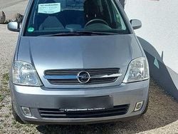 Grau Gebraucht 2004 Opel Meriva Van / Kleinbus | 2.200 € (Teuer)
