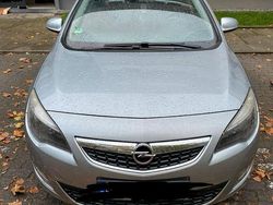 Grau Gebraucht 2011 Opel Astra Kleinwagen | 4.100 € (Fairer Preis)