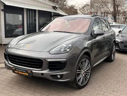 Grau Gebraucht 2015 Porsche Cayenne Chrono SUV | 28.390 € (Etwas zu teuer)