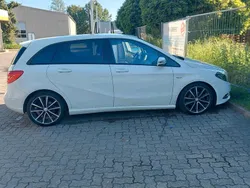 Weiß Gebraucht 2011 Mercedes 180 Limousine | 10.000 €