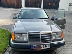 Grau Gebraucht 1991 Mercedes E300 Limousine | 15.000 €