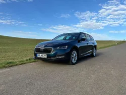 Lavablau metallic Gebraucht 2023 Skoda Octavia Style Kombi | 25.850 € (Guter Preis)