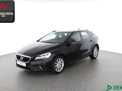 Schwarz (metallic) Gebraucht 2017 Volvo V40 CC Summum Kombi | 20.880 € (Teuer)