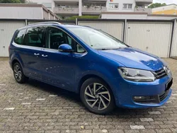 Blau Gebraucht 2018 VW Sharan Sound Van / Kleinbus | 17.500 €