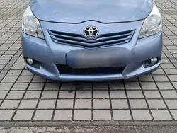 Grau Gebraucht 2010 Toyota Verso Van / Kleinbus | 4.699 € (Guter Preis)