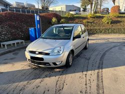 Grau Gebraucht 2004 Ford Fiesta Kleinwagen | 1.800 € (Etwas zu teuer)