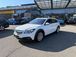 Weiß Gebraucht 2013 Opel Insignia Country Tourer Kombi | 13.890 € (Etwas zu teuer)