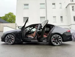 Black sapphire metallic Neu 2025 BMW 520 M Sport Limousine | 79.950 €