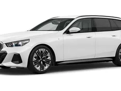 Weiß Gebraucht 2024 BMW 540 Comfort Edition Kombi | 64.886 €