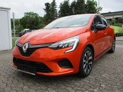 Orange Gebraucht 2023 Renault Clio V Equilibre Limousine | 19.690 € (Fairer Preis)
