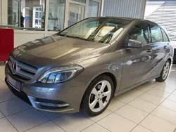 Mountaingrau met. Gebraucht 2014 Mercedes B180 Sport Van / Kleinbus | 7.900 € (Fairer Preis)