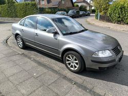Grau Gebraucht 2004 VW Passat Basis Limousine | 5.000 €