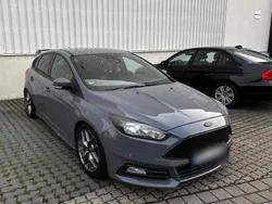 Grau Gebraucht 2018 Ford Focus ST Limousine | 15.800 € (Fairer Preis)