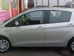 Silber Gebraucht 2015 Toyota Yaris Hybrid Comfort Limousine | 11.000 € (Guter Preis)