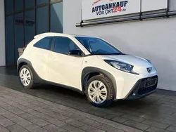 Weiß Gebraucht 2024 Toyota Aygo X-play Kleinwagen | 13.480 € (Guter Preis)