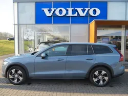 Grau Gebraucht 2023 Volvo V60 CC Plus Kombi | 41.810 € (Fairer Preis)