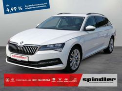 Weiß (moonweiss metallic) Gebraucht 2022 Skoda Superb Kombi | 26.281 € (Fairer Preis)