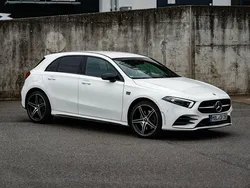 Weiß Gebraucht 2020 Mercedes A250 AMG line Limousine | 27.000 €