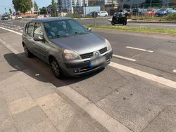 Grau Gebraucht 2004 Renault Clio II Kleinwagen | 750 €