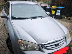 Silber Gebraucht 2005 Kia Cerato Limousine | 800 € (Fairer Preis)