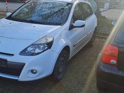 Weiß Gebraucht 2009 Renault Clio II Luxe Limousine | 1.499 € (Superpreis)