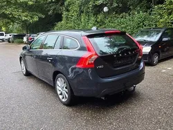 Grau Gebraucht 2015 Volvo V60 Summum Kombi | 8.990 € (Guter Preis)