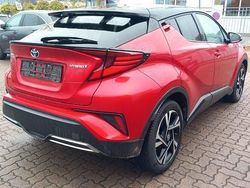 Emotional rot metallic / schwarz emotional rot metallic / schwarz Gebraucht 2022 Toyota C-HR Premium SUV | 24.107 € (Fairer Preis)