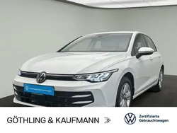 Weiß Gebraucht 2024 VW Golf VIII Life Limousine | 22.280 € (Guter Preis)