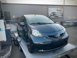 Grau Gebraucht 2006 Toyota Aygo Kleinwagen | 750 €